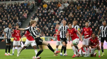 غضب جماهير مانشستر يونايتد بعد نجاة نجم نيوكاسل من قرار تحكيمي مثير